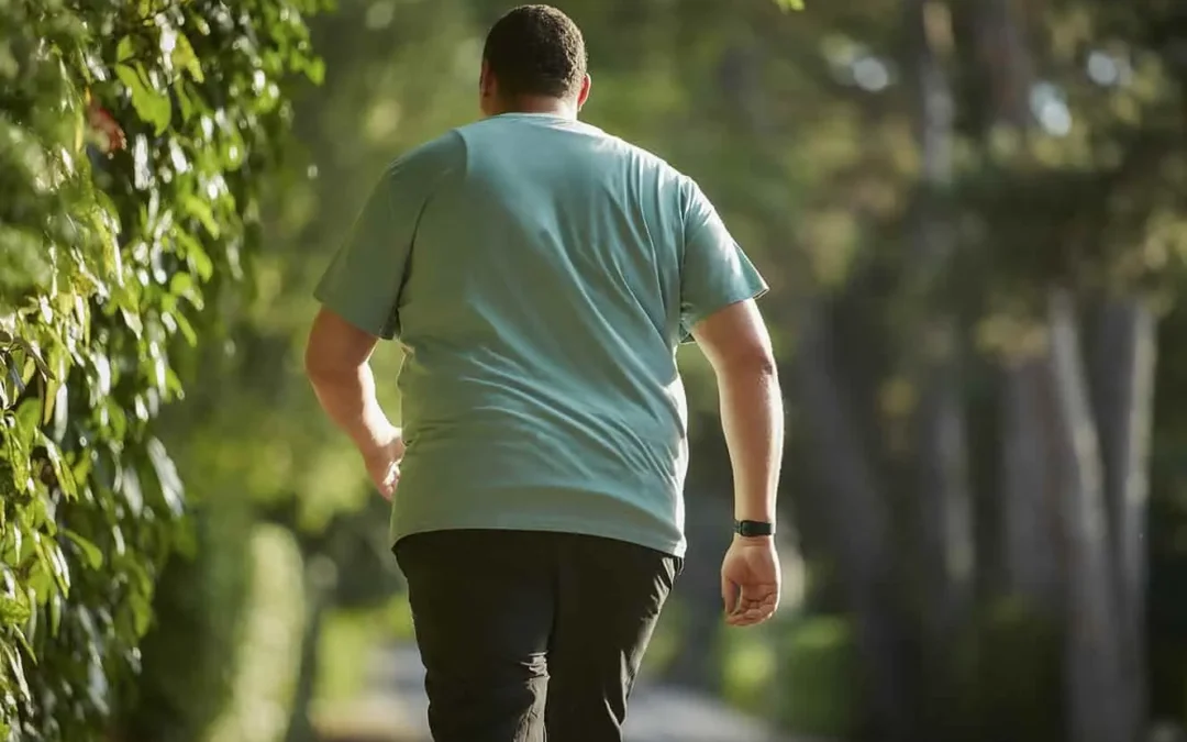 uomo in sovrappeso di spalle come immagine per il rapporto tra tumore e obesità