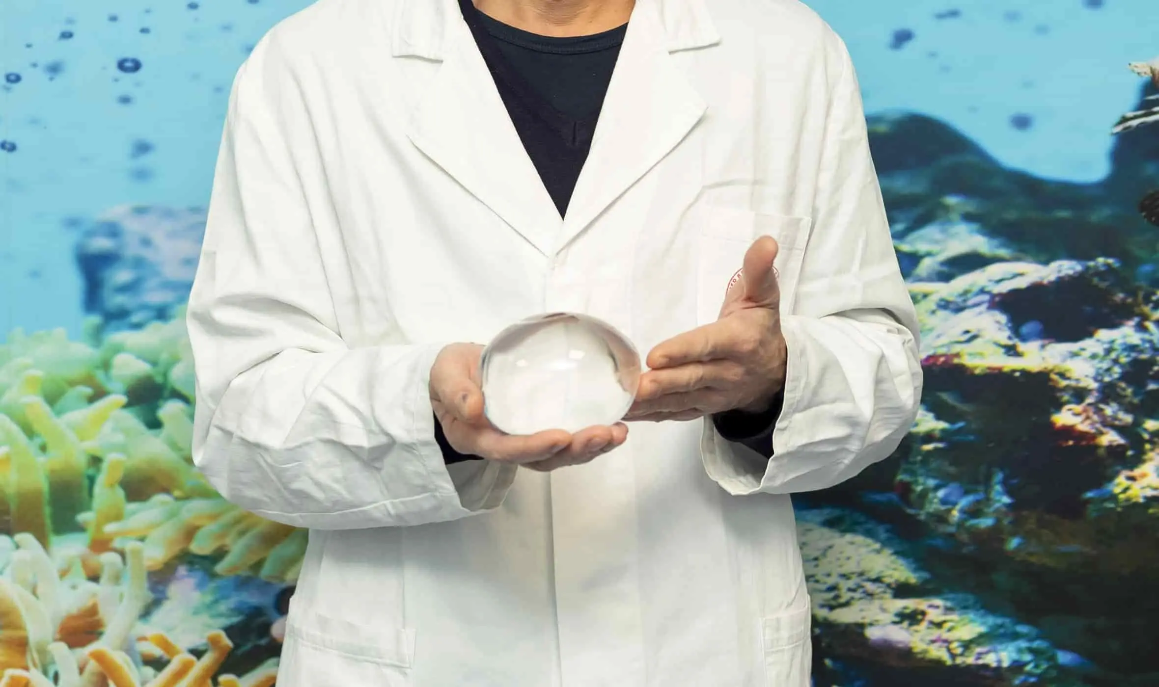 Medico che mostra il palloncino gastrico di Allurion gonfio